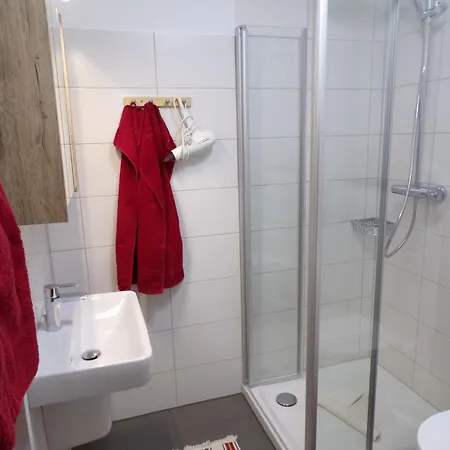 Residenz Meeresbrandung 11 Mit Verglastem Balkon Und Meerblick , Einbaukueche ,2 X Tv,schwimmbad, Sauna , Reservierter Stellplatz, Wlan ! דירה